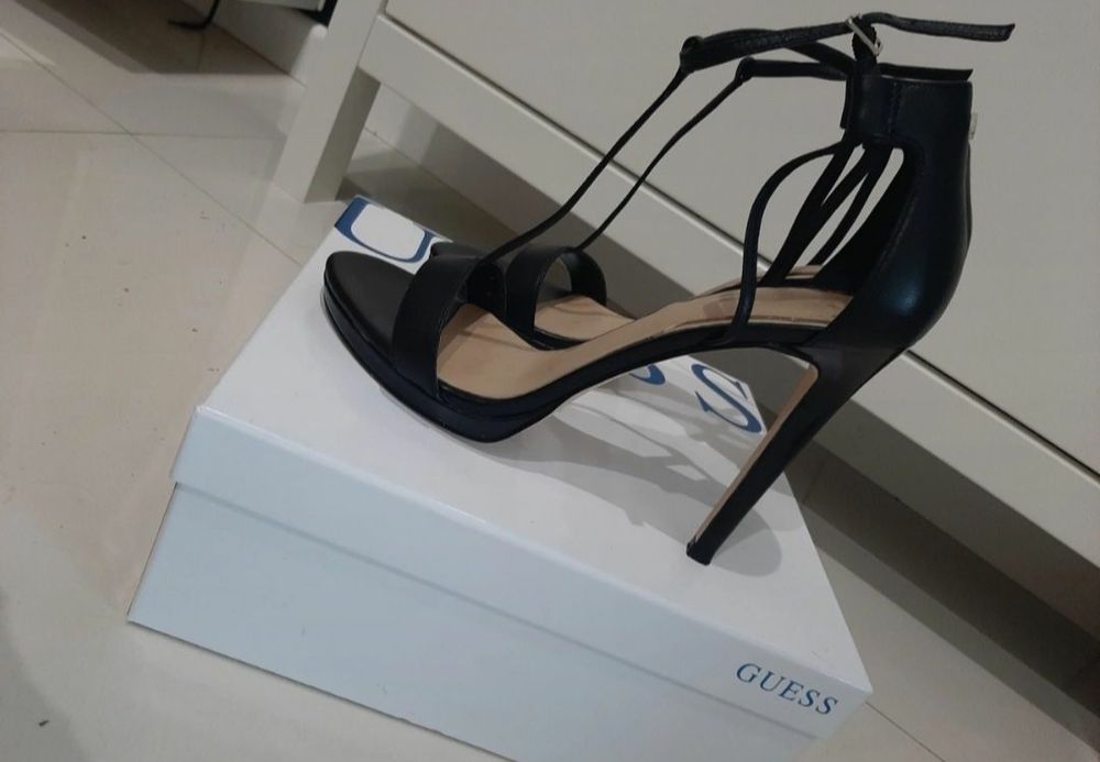 Sandały skórzane Guess