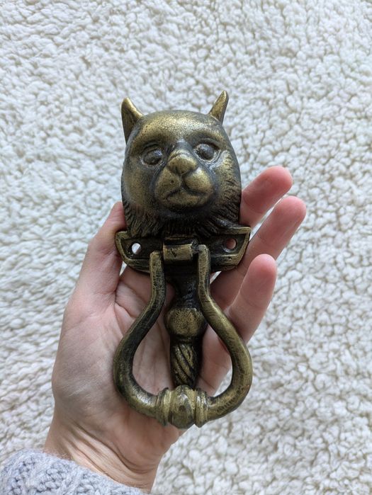 Aldraba em forma de gato por estrear