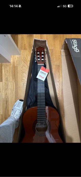 Guitarra nova com etiqueta