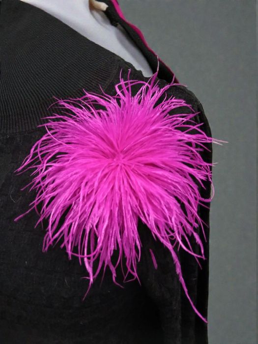 Broszka agrafka przypinka pióra naturalne marabut puszek róż  fuksja
