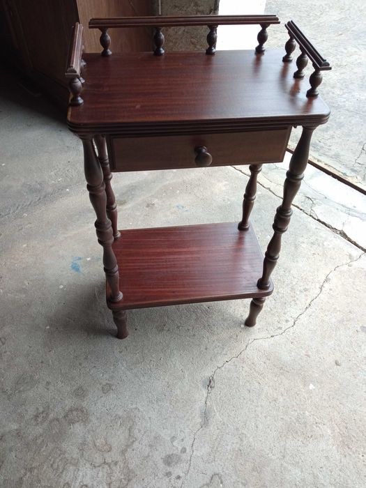 Mesa de cabeceira/ pequena mesa apoio