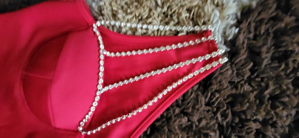 Body czerwone na jedno ramię