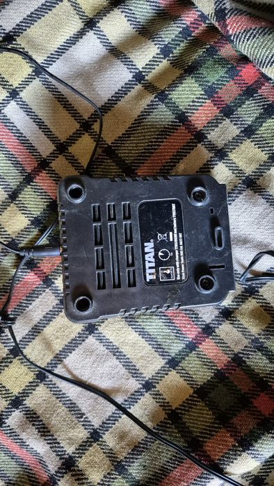Ładowarka do bateri titan 18v na 1.3ah