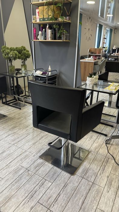 Крісло перукаря вживане, у хорошому стані