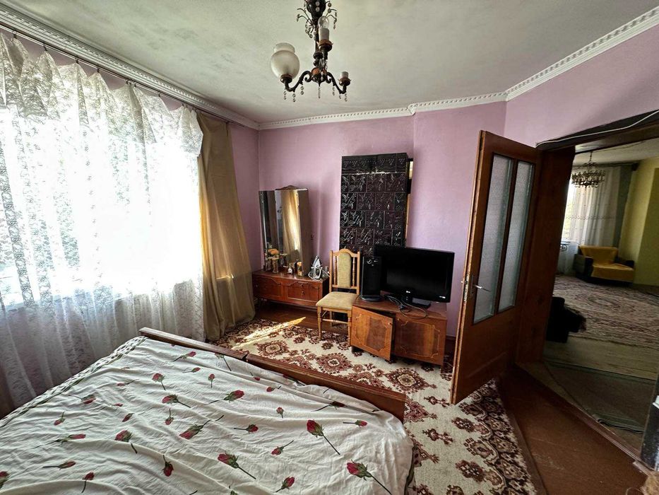 Продається 3 поверховий будинок в смт. Тересва