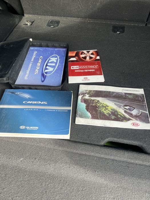 Автомобіль  Kia Carens