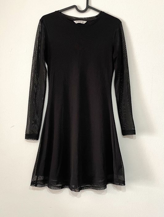 Vestido preto com mangas translúcidas (Stradivarius, tamanho S)