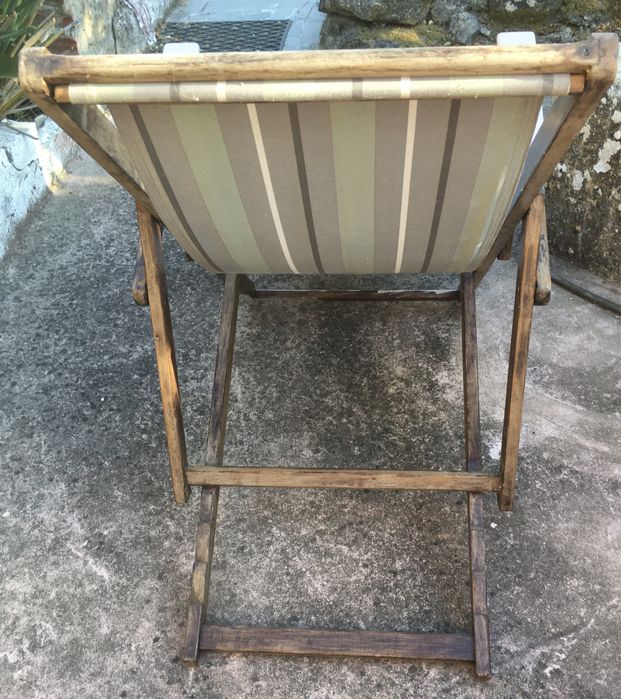 espreguiçadeira antiga em madeira