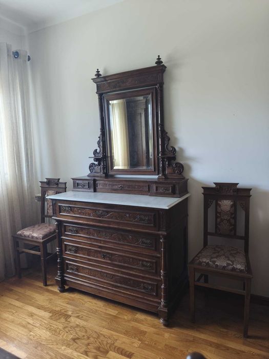 Mobília (antiga) de Quarto: Cómodas + 2 Cadeiras Estofadas