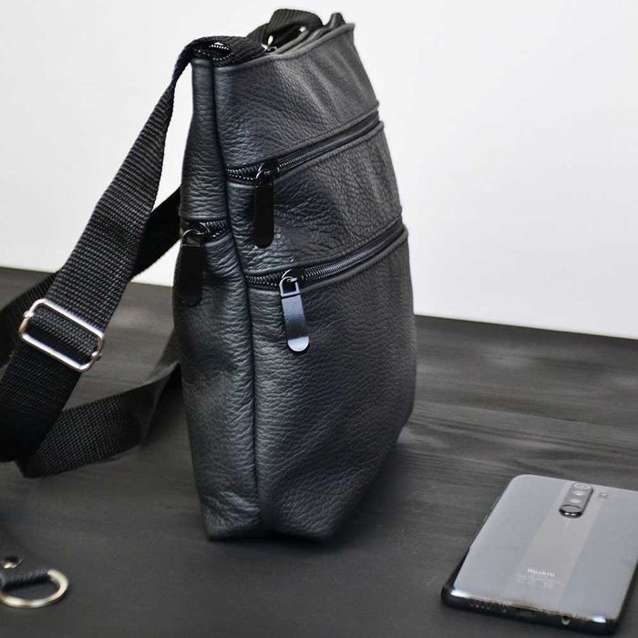 Качественная мужская сумка из натуральной кожи. Цвет: черный.