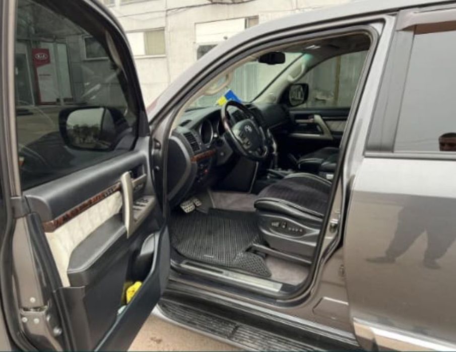 Toyota Land Cruiser 200 год 2011