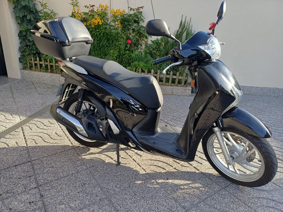 Honda SH 125 preta