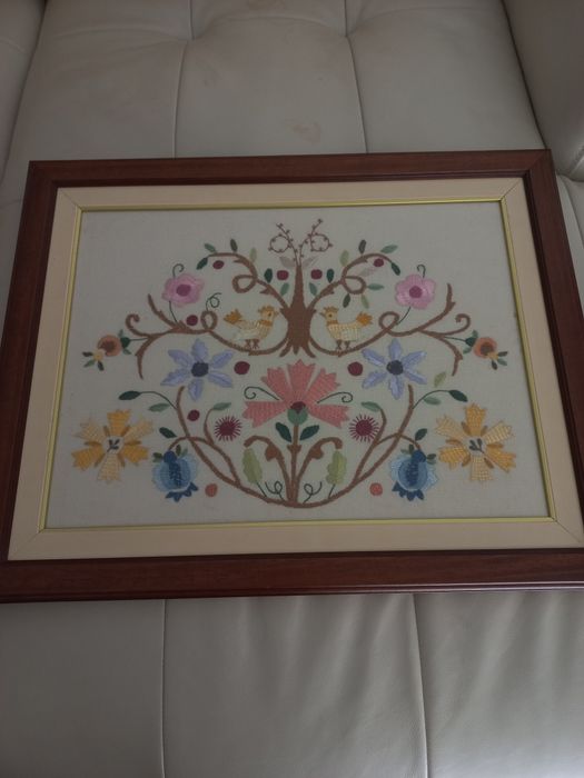 Quadro de " Bordado de Castelo Branco " prefeito, feito p/ uma profissional. Do distrito de Castelo Branco.