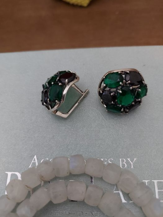 Продам срібні сережки з фіанітами (колір смарагду)