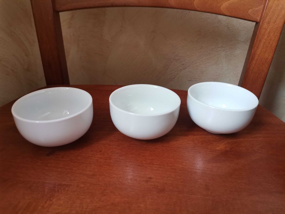 Białe ceramiczne dipówki