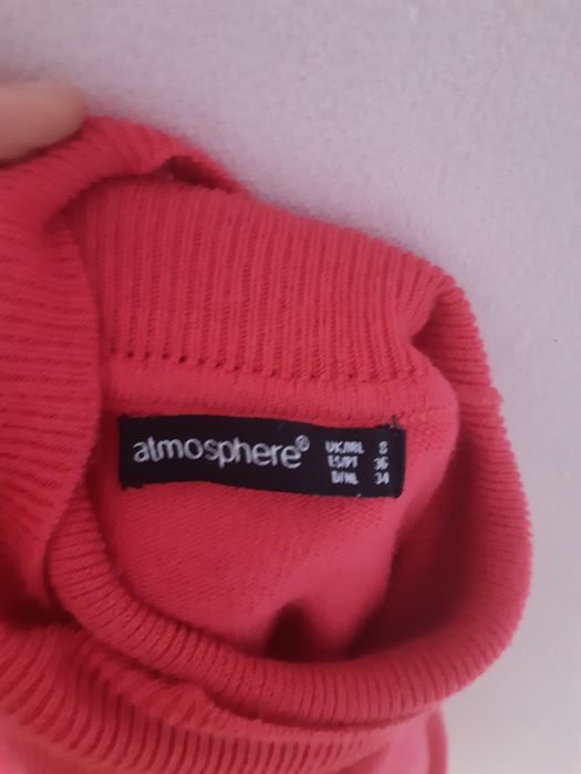 Różowy sweter z golfem