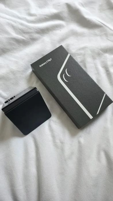 Smartphone SAMSUNG Galaxy Z Flip 7 (6.9'' - 12 GB - 512 GB - Preto)