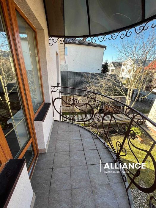 Будинок з ремонтом, р-н Крихівці. Велика ділянка з 2 гаражами.