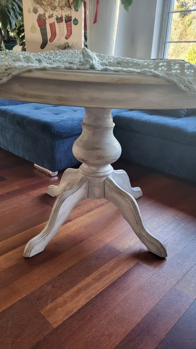 Biały kredens przerobiony na styl prowansalski