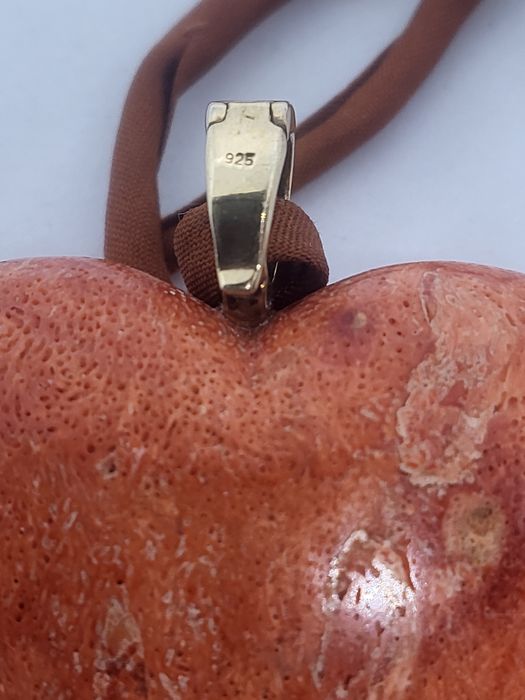 Кулон .подвеска коралловый