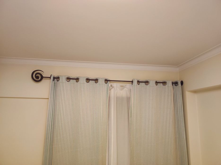 Varão para  cortinado, ferro fundido, com 2 suportes e um terminal da