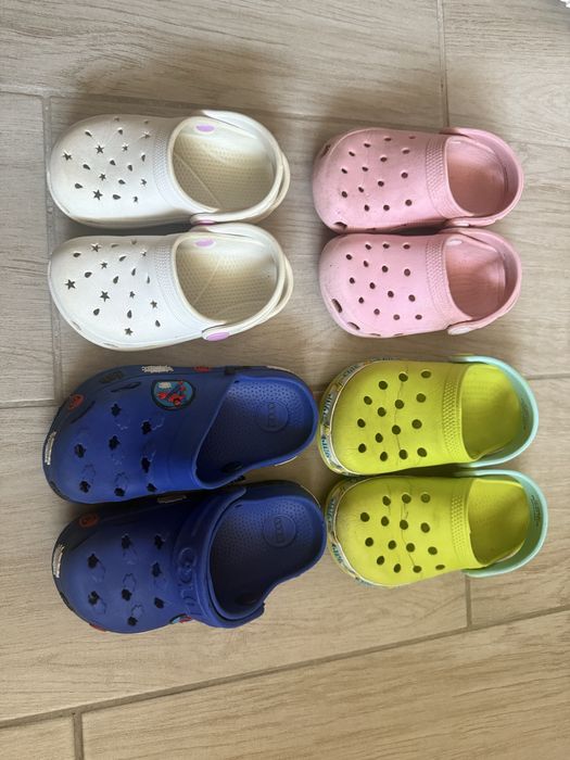 Шльопанці  та крокси дитячі