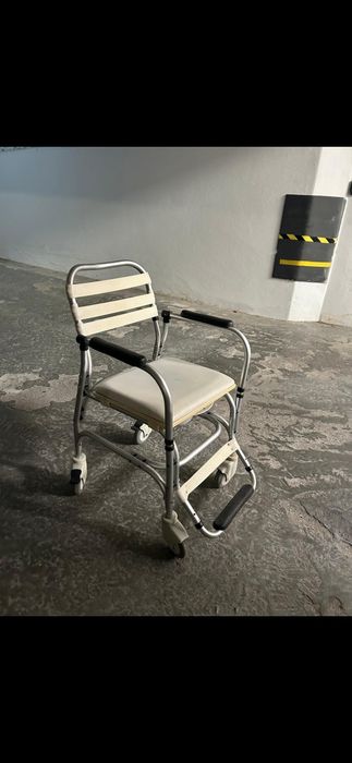 Cadeira de rodas sanitária