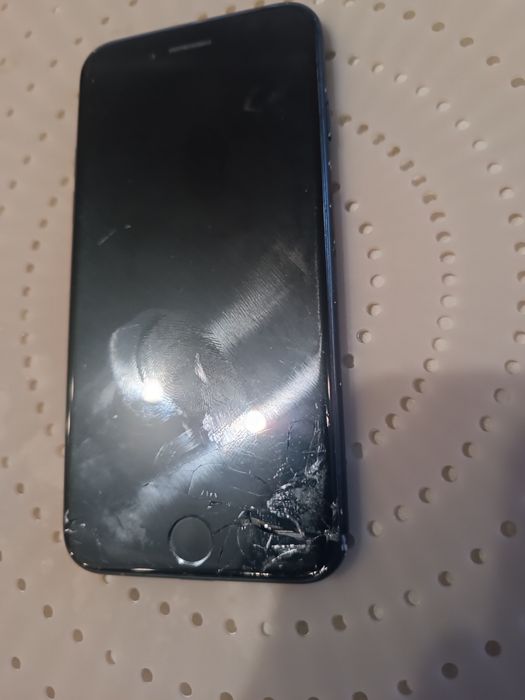 Айфон 7 на запчасти или восстановление (не включается)