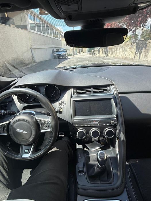 Jaguar E-pace preto