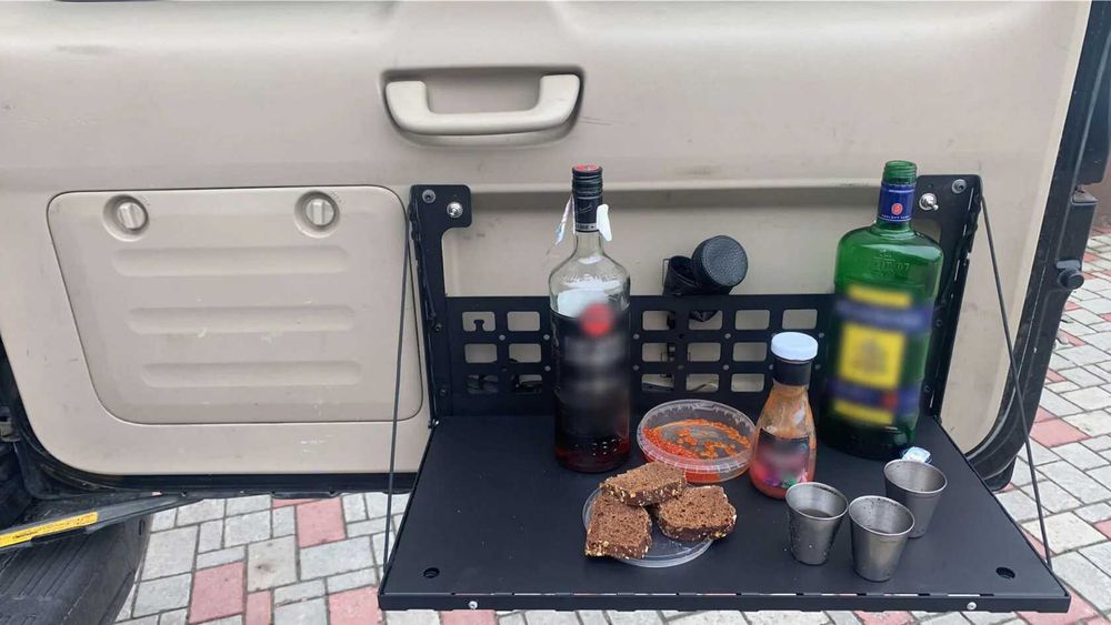 Стіл на двері багажника в авто відкідний та розкладний