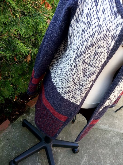 piękny płaszczyk sweterek łączone kolory i wzory