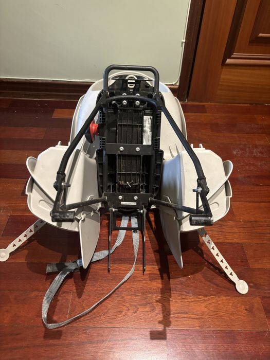 Porta-criança para fixação no porta-bagagem Groove