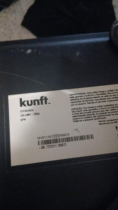 Vendo TV kunft com suporte de parede 32polegadas  tem comando