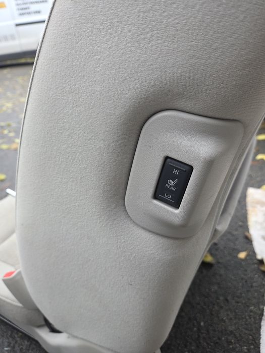 Сидіння. Салон. Nissan Leaf.