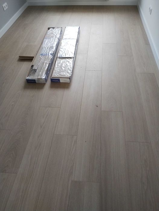Sprzedam paczkę pociętych  paneli Dąb beżowy lakierowany- Quick-Step