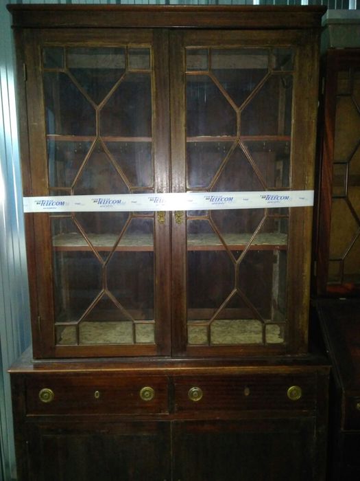 Cristaleira de madeira, antiga.