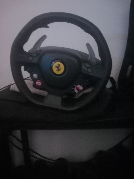 Volante e pedais de ferrari