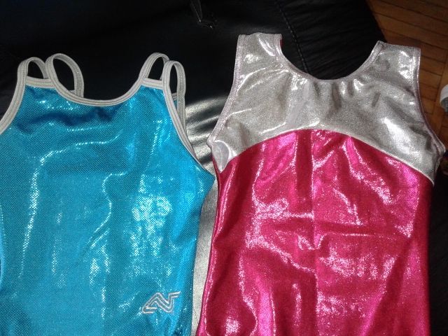 Продам фирменньій купальник для художественной гимнастики