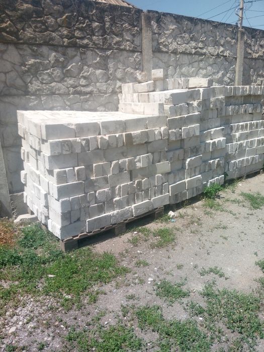 Цегла білого 7грн. Цегла червона 6 грн.Б/у в гарному стані.