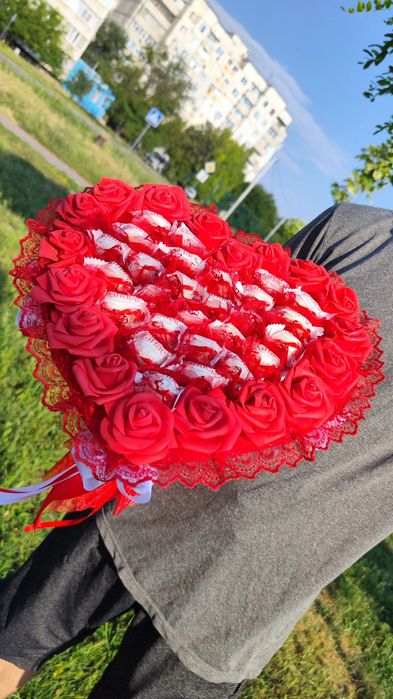 Червоний букет з цукерок Raffaello 27 шт серце подарунок дівчині