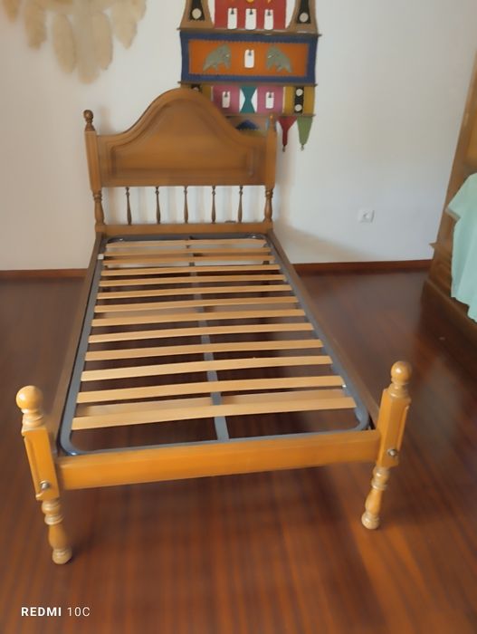 Cama com estrado, colchão Pikolin semi novo
