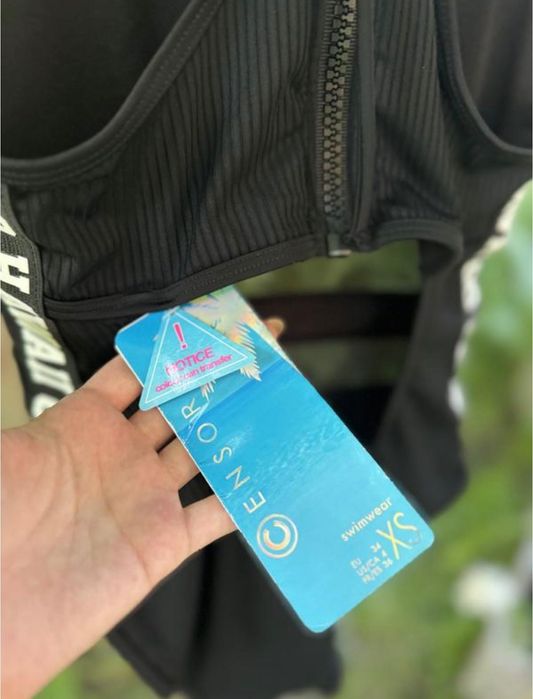 Купальник суцільний стильний та гарний з вирізом на спинці