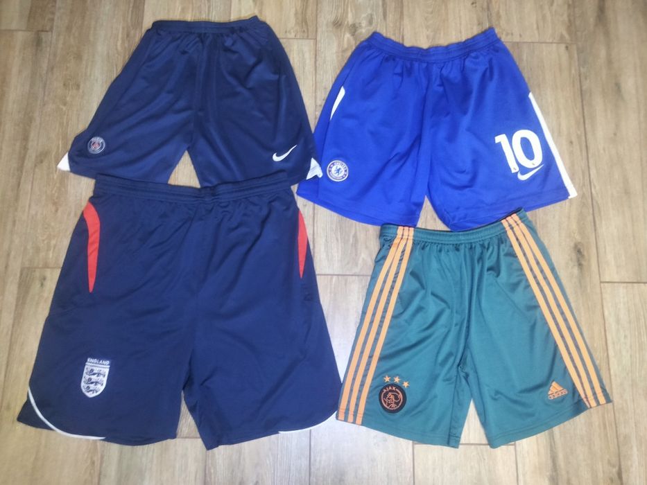 Різні футбольні шорти