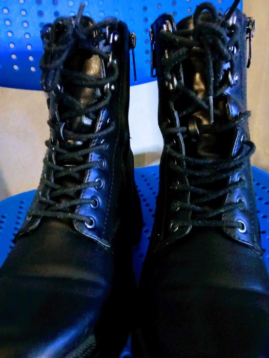 Botas de cabedal cor preta seminova