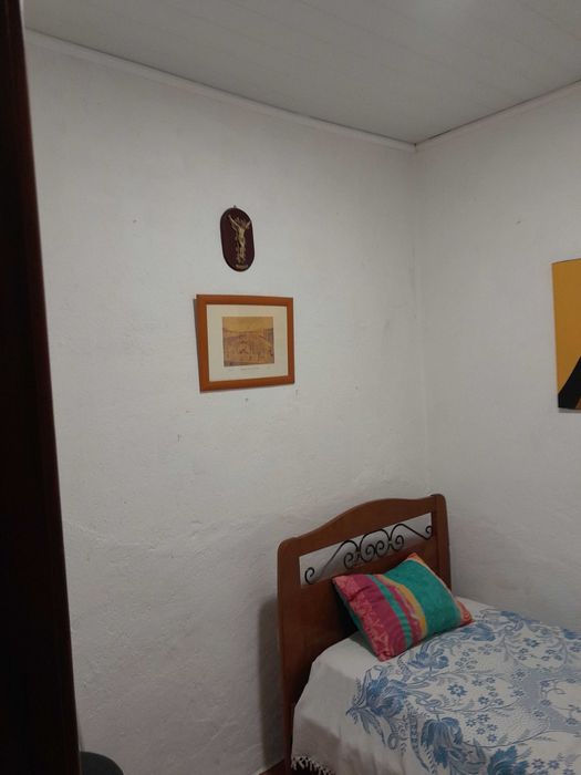 Alugo quartos optimo preço.