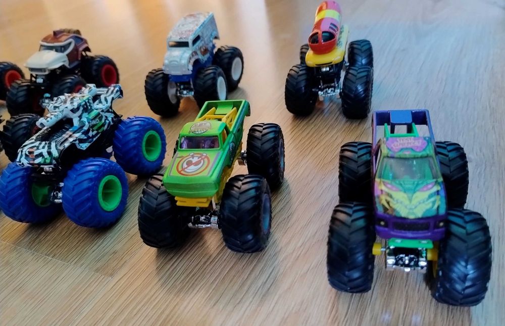 Zestaw modeli samochodzików Hot Wheels oraz Monster Trucks 45sztuk