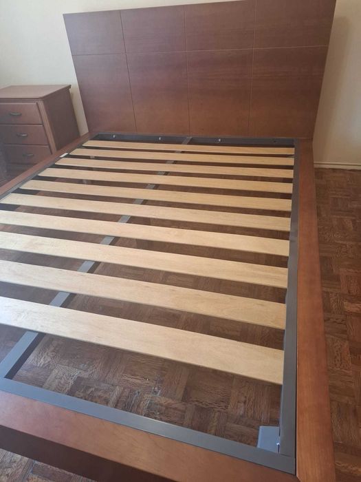 Mobilia de quarto em madeira macica boa qualidade