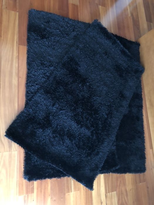 Tapetes de cor preta