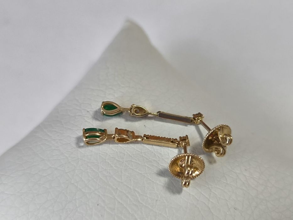 Серьги гвоздики золотые с бриллиантами и изумрудами (2.32гр)