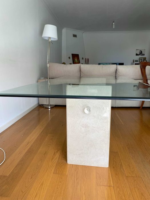 Conjunto de mesa com tampo de vidro e 8 cadeiras